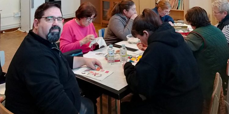 Peñarandilla acoge un taller de bordado popular tras el éxito del curso pasado y que volverá al pueblo el próximo mes de junio