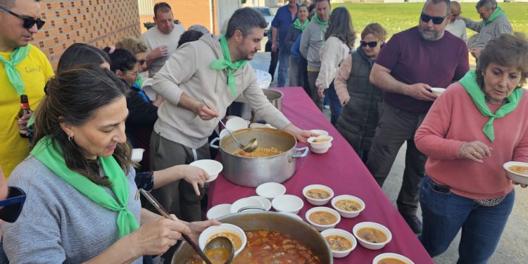 Bóveda del Río Almar despide con una gran alubiada un fin de semana de encuentros en torno a la matanza tradicional