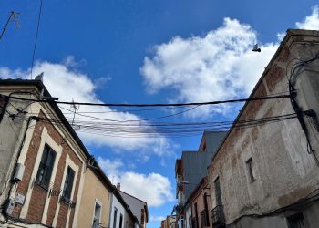 El PP de Peñaranda pide unificar el cableado en los recorridos procesionales de Peñaranda para evitar «enganchones»