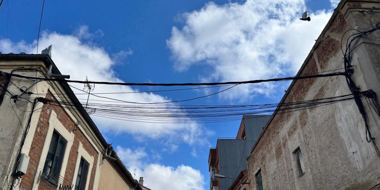 El PP de Peñaranda pide unificar el cableado en los recorridos procesionales de Peñaranda para evitar «enganchones»