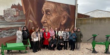 El Campo de Peñaranda celebra el 8M creando un mural homenaje a las mujeres: «Si hoy estamos aquí, es gracias a ellas»