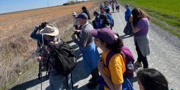 Una ruta guiada por Riolobos pone el broche a las jornadas sobre el azud con la mirada puesta en un prometedor futuro para la zona