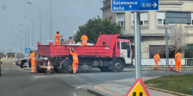 La pesadilla de los baches en Peñaranda: la Junta interviene en el cruce de la avenida de Salamanca con la carretera de Medina