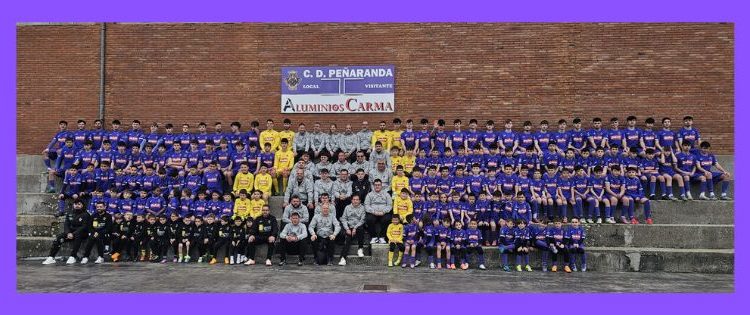 El Club Deportivo Peñaranda de fútbol reúne a todos sus equipos en el «Luis García» en la presentación oficial de la temporada