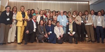 Antiguos alumnos de La Encarnación vuelven al colegio en Peñaranda en una emotiva jornada de recuerdo y reencuentro
