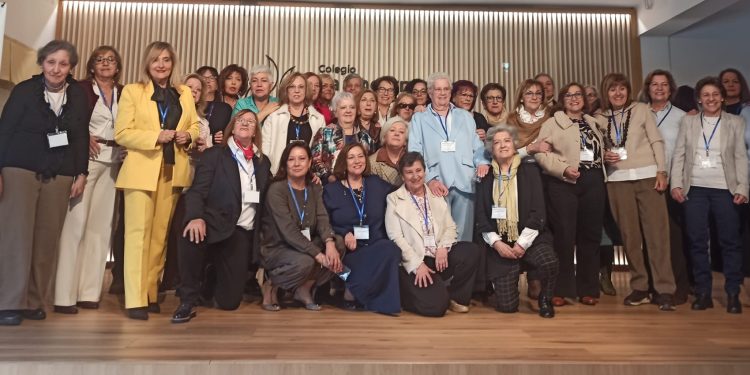 Antiguos alumnos de La Encarnación vuelven al colegio en Peñaranda en una emotiva jornada de recuerdo y reencuentro