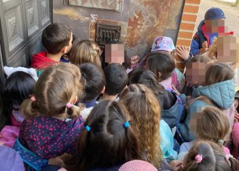 El ratón Pérez mantiene su tirón en Peñaranda: alumnos del colegio Francisco de Vitoria, de Salamanca, visitan al personaje