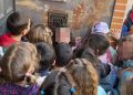 El ratón Pérez mantiene su tirón en Peñaranda: alumnos del colegio Francisco de Vitoria, de Salamanca, visitan al personaje