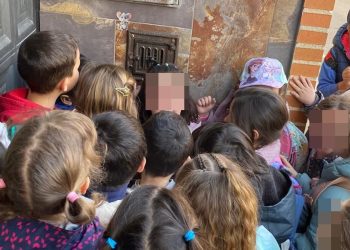 El ratón Pérez mantiene su tirón en Peñaranda: alumnos del colegio Francisco de Vitoria, de Salamanca, visitan al personaje