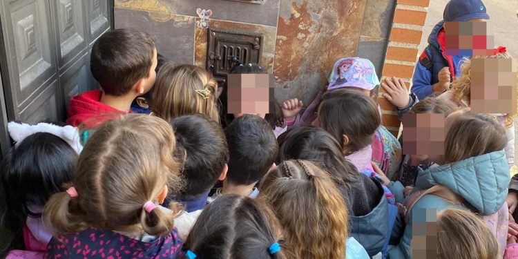 El ratón Pérez mantiene su tirón en Peñaranda: alumnos del colegio Francisco de Vitoria, de Salamanca, visitan al personaje