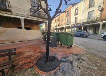 El Lunes Santo amanece en Peñaranda con la quema de uno de los contenedores soterrados de la plaza de la Constitución