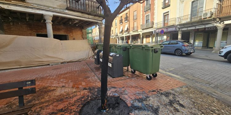 El Lunes Santo amanece en Peñaranda con la quema de uno de los contenedores soterrados de la plaza de la Constitución