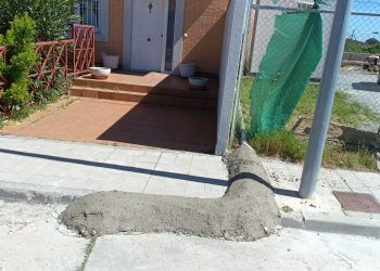 Protesta en Peñaranda tras poner el Ayuntamiento la acometida de desagüe de unos aseos portátiles junto a la entrada a un chalet