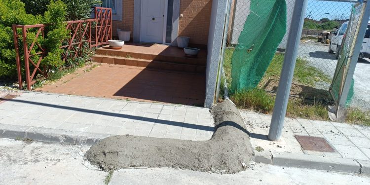 Protesta en Peñaranda tras poner el Ayuntamiento la acometida de desagüe de unos aseos portátiles junto a la entrada a un chalet