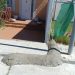 Protesta en Peñaranda tras poner el Ayuntamiento la acometida de desagüe de unos aseos portátiles junto a la entrada a un chalet