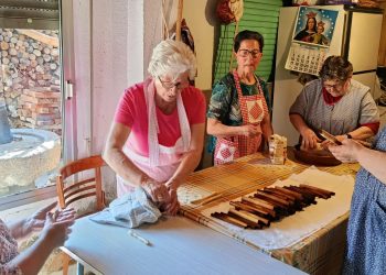 Los cuquillos que no falten en la fiesta de la capa: las mujeres de Santiago de la Puebla ya están con las «manos en la masa»