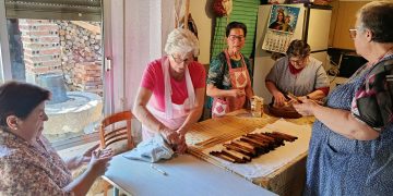 Los cuquillos que no falten en la fiesta de la capa: las mujeres de Santiago de la Puebla ya están con las «manos en la masa»