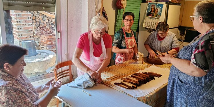Los cuquillos que no falten en la fiesta de la capa: las mujeres de Santiago de la Puebla ya están con las «manos en la masa»