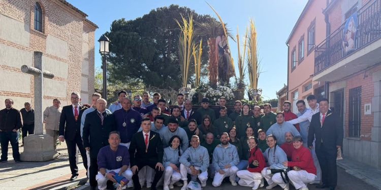 La procesión de los Ramos abre la Semana Santa en Peñaranda en un primer desfile marcado por el intenso frío a pesar del sol