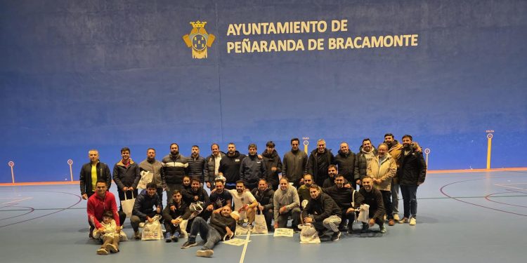 El torneo de frontenis concluye en Peñaranda con gran éxito y con la entrega de trofeos a los ganadores en el pabellón cubierto
