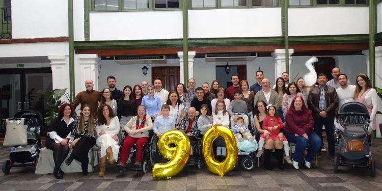 Isabel Rodríguez Alfayate cumple 90 años y lo celebra rodeada de hijos, nietos y biznietos con una gran fiesta en Peñaranda