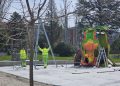 A contra reloj en el parque de Los Jardines de Peñaranda antes del 1 de abril: comienza la instalación de los juegos infantiles