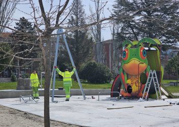 A contra reloj en el parque de Los Jardines de Peñaranda antes del 1 de abril: comienza la instalación de los juegos infantiles