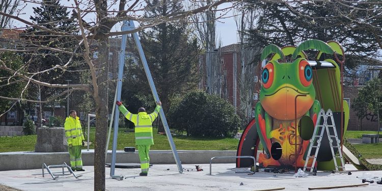 A contra reloj en el parque de Los Jardines de Peñaranda antes del 1 de abril: comienza la instalación de los juegos infantiles
