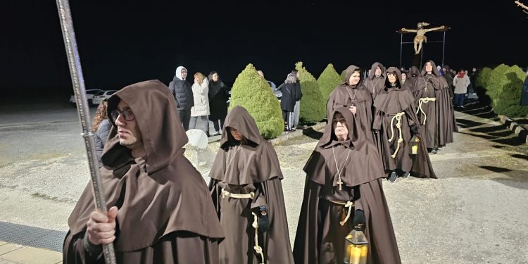 Hábitos franciscanos y el Santísimo Cristo de la Agonía invitan al recogimiento y oración en el Lunes Santo de Peñaranda