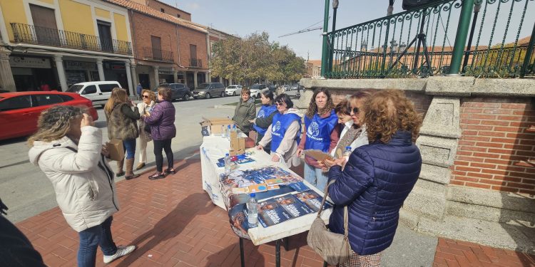Manos Unidas «pinta» de solidaridad la plaza de Peñaranda con una nueva y exitosa edición de la «Operación más que un bocata»