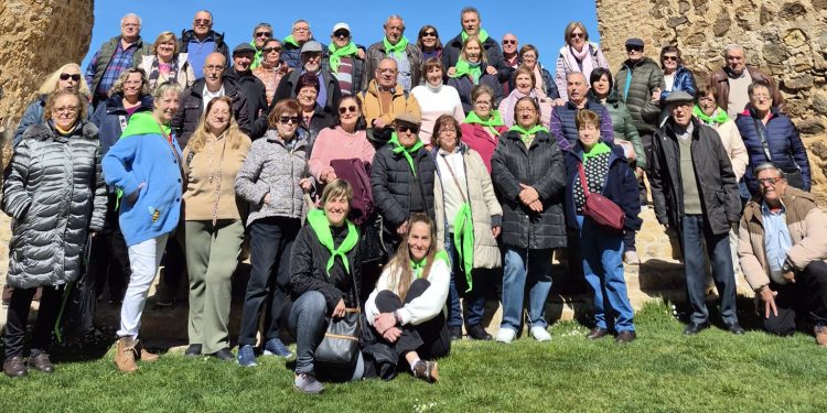La asociación de mayores San Miguel viaja desde Peñaranda hasta Pedraza para visitar su patrimonio y saborear el lechazo
