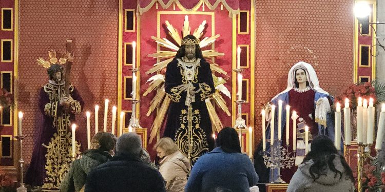 Jesús de Medinaceli recibe en Peñaranda la devoción de los fieles en el tradicional besapiés del primer viernes del mes de marzo