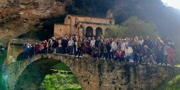 Vecinos de El Campo de Peñaranda y Zorita de la Frontera visitan Las Merindades en Burgos y descubren su rico patrimonio