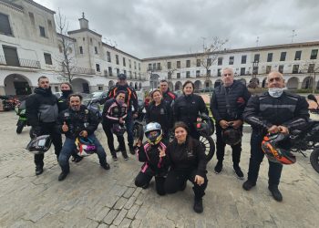 La ruta del XIII Aniversario de los Toros Bravos MC hace parada en Peñaranda con el rugido de sus motos en la plaza Nueva
