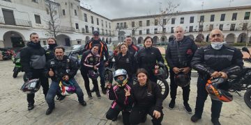La ruta del XIII Aniversario de los Toros Bravos MC hace parada en Peñaranda con el rugido de sus motos en la plaza Nueva
