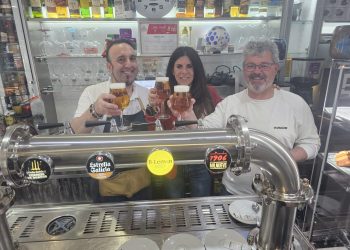 Chabela de la Torre (Nueve CyL) brinda con una caña en su visita a Peñaranda «por el futuro de los agricultores salmantinos»