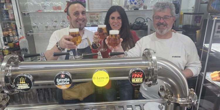 Chabela de la Torre (Nueve CyL) brinda con una caña en su visita a Peñaranda «por el futuro de los agricultores salmantinos»