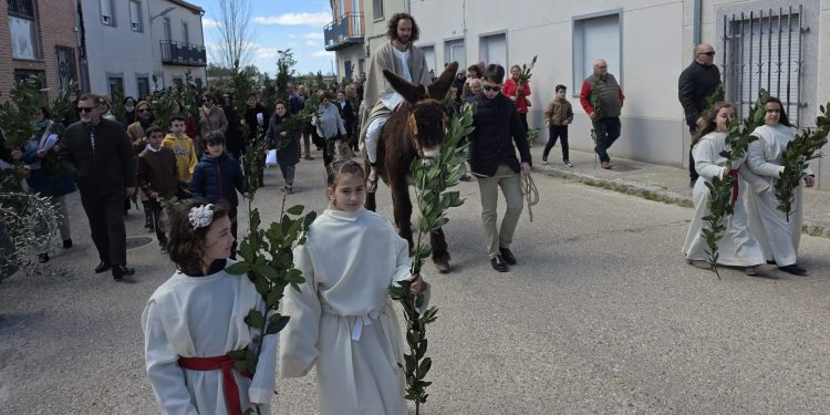 Paradinas de San Juan recibe con los ramos a su Jesús «de carne y hueso» y a lomos de un pollino hasta llegar a la plaza