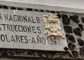 Adiós al último vestigio franquista en el colegio Unamuno de Peñaranda mientras PeC exige, de nuevo, la retirada de la totalidad