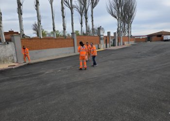Peñaranda mejora la ordenación del tráfico en el aparcamiento del polideportivo municipal con una nueva señalización