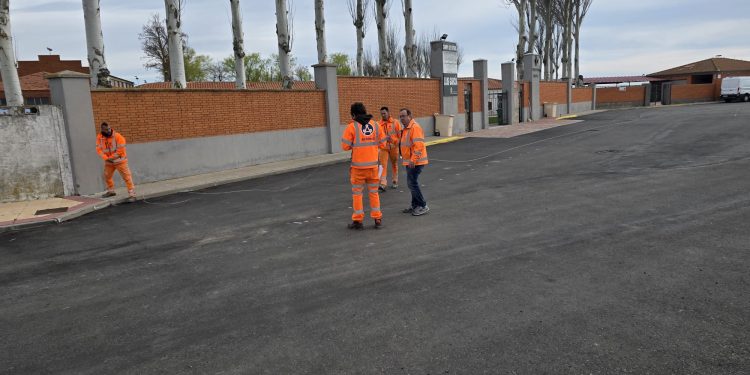 Peñaranda mejora la ordenación del tráfico en el aparcamiento del polideportivo municipal con una nueva señalización