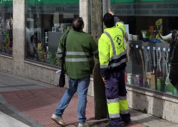 Peñaranda pone en marcha un plan para la retirada de postes eléctricos en las vías urbanas priorizando la seguridad peatonal