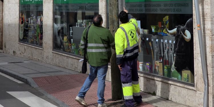 Peñaranda pone en marcha un plan para la retirada de postes eléctricos en las vías urbanas priorizando la seguridad peatonal