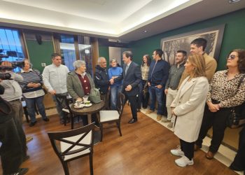 Mañueco desayuna en Peñaranda con alcaldes y concejales del PP y les pide que movilicen a los ciudadanos a votar el día 15