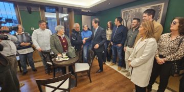 Mañueco desayuna en Peñaranda con alcaldes y concejales del PP y les pide que movilicen a los ciudadanos a votar el día 15