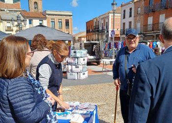 El PP hace campaña en el mercadillo de Peñaranda recordando el firme compromiso de los populares con el sector primario