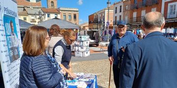 El PP hace campaña en el mercadillo de Peñaranda recordando el firme compromiso de los populares con el sector primario