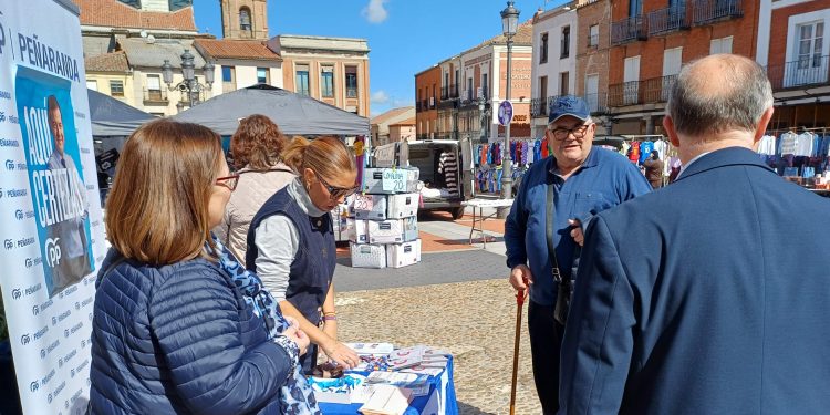 El PP hace campaña en el mercadillo de Peñaranda recordando el firme compromiso de los populares con el sector primario