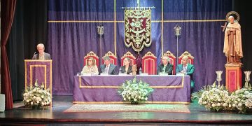 ¿Dejamos que la Semana Santa nos cambie el corazón?: brillante pregón de Carmen Calzada en el teatro Calderón de Peñaranda