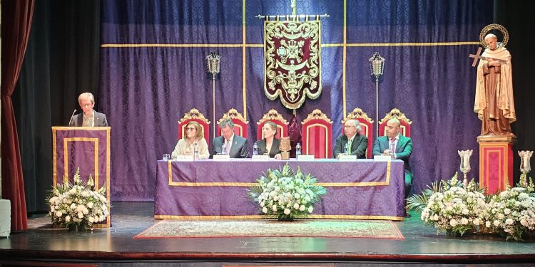 ¿Dejamos que la Semana Santa nos cambie el corazón?: brillante pregón de Carmen Calzada en el teatro Calderón de Peñaranda